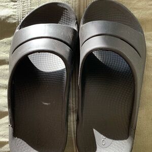 Oofos womens sz9 slides